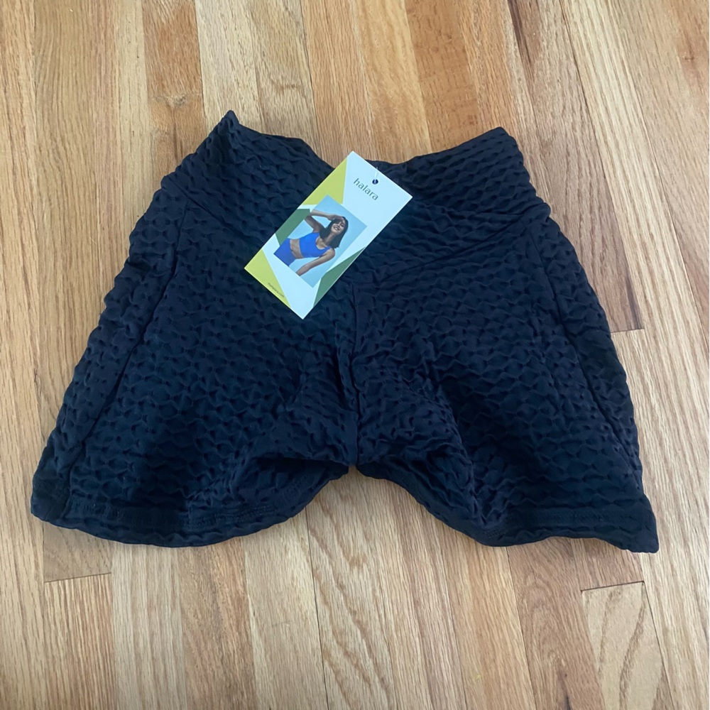 HALARA Crossover Waistband Butt Scrunch Honeycomb Yoga Shorts Black Size Medium